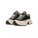 Championes Converse modelo Run Star Crush, color negro con plataforma alta y suela track dividida en tono crudo.