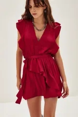 Vestido corto azul oscuro con escote en V profundo, mangas cortas con volados y elástico en la cintura.