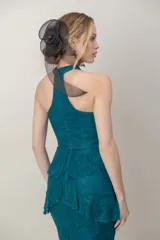 Vestido midi verde oscuro de tul bordado, con escote halter y diseño asimétrico con volados en la falda.