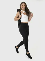 Top deportivo blanco con tirantes cruzados en el frente y sujetador integrado con almohadillas removibles.