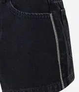 Short de jean negro con cintura alta, corte slim, trabillas en la cintura, cierre tradicional, bolsillos y rayas de strass con brillos laterales.