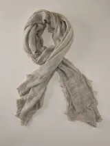 Chalina Volga de color beige con textura ligera y bordes desmechados con flecos cortos.