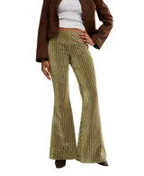 Pantalón flare confeccionado en tejido aterciopelado de color verde con lentejuelas brillantes que forman líneas verticales. Posee un calce ajustado hasta la rodilla y bota ancha.