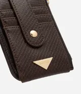 Billetera pequeña Satinato de poliuretano color marrón con textura geométrica imitación reptil, compartimento principal con cierre, solapa frontal con broche a presión, tarjetero exterior, placa metálica triangular y llavero con cadena dorada.