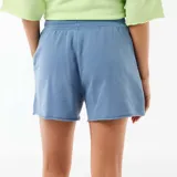 Short de felpa azul con bolsillos laterales y cintura elástica ajustable con cordón.