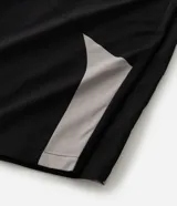 Pantalón barrel de poliéster color negro con recortes contrastantes en tono gris claro en los laterales, de corte amplio y urbano con cintura elástica.