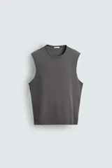 Musculosa gris de corte holgado con cuello redondo y sisa ancha.