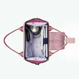 Mochila Cabaia Adventurer Assouan color rosa con detalles en fucsia y marrón. Tiene sistema MOLLE, compartimento acolchado para tablet o PC, correa para sujetar a la maleta y tirantes acolchados antitranspirantes.