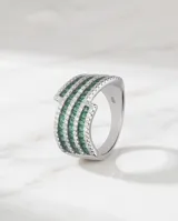Anillo de plata 925 con diseño multicapa, compuesto por bandas alternadas de circonias blancas y verdes en corte baguette.