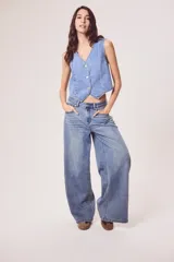 Chaleco de denim celeste con cuello en V y cierre frontal con botones metálicos.