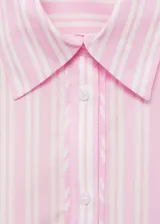 Camisa de manga larga con estampado a rayas verticales rosas y blancas, cierre frontal con botones, cuello camisero y bolsillo de parche en el pecho.