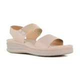 Sandalias color beige con plataforma, tira ancha sobre los dedos y tira elástica con apliques en el tobillo.