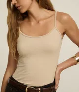 Musculosa básica Cortelle en color beige, con escote redondo y tirantes finos, confeccionada en poliamida con elastano.