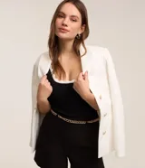 Musculosa negra de viscosa con escote redondo y detalle de ondas en contraste en el borde del cuello.