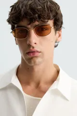 Camisa de corte relajado confeccionada en tejido mezcla de lyocell, con cuello solapa, manga corta y cierre frontal con botonadura oculta.