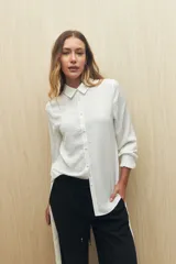 Camisa color café con textura sutil, cuello clásico, botones forrados a tono y mangas largas con puños fruncidos.