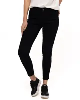 Pantalón denim skinny color negro, de corte ajustado, con diseño elasticado y bolsillos frontales y traseros.
