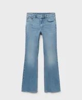 Jeans flare de tiro medio confeccionados en tejido denim de algodón con un toque de elastano. Presentan diseño clásico de cinco bolsillos, trabillas para cinturón, cierre frontal con cremallera y botón, y bajo deshilachado.
