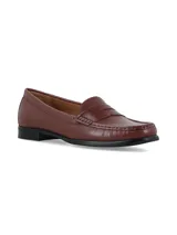 Mocasín de cuero color marrón con diseño clásico de antifaz y suela plana negra.