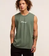 Musculosa verde militar de algodón con cuello redondo y estampa centralizada con diseño geométrico en blanco. Corte comfort.