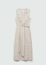 Vestido midi de algodón con estampado de cuadros en tonos neutros. Presenta cuello redondo, diseño sin mangas, corte evasé y detalle de lazo trenzado en la cintura.