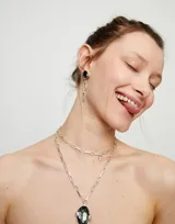 Par de aros colgantes plateados con cristal facetado grisáceo y eslabones alargados.