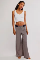 Pantalón de descanso de tiro alto y pierna ancha con estampado de micro-rayas. Cuenta con cintura elastizada, cordón de ajuste y detalle acanalado en la parte superior.