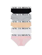 Pack de cinco bombachas estilo hiphugger de Victoria's Secret, confeccionadas en mezcla de algodón y modal, con cintura elástica ancha estampada con el logo de la marca. Incluye modelos en color negro, gris, beige, blanco y uno con rayas rosadas y blancas.
