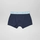 Pack de tres bóxers de algodón con cintura elástica con la inscripción "Cool Vibes". Uno es liso azul marino, otro a rayas horizontales celeste y blanco, y el tercero a rayas horizontales azul marino y blanco.