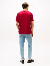 Remera roja de algodón con cuello redondo y logo bordado en el pecho.