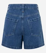 Short mom de tiro alto confeccionado en denim de algodón, con diseño de bolsillos tipo carpintero en el frente y bolsillos traseros. Presenta trabillas en la cintura y cierre tradicional.