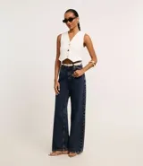 Chaleco slim color marrón, confeccionado en crepé, con escote en V y abotonado frontal.