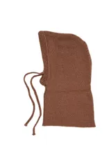 Balaclava de tejido de punto acanalado en color gris, con diseño envolvente y cordones ajustables en la parte frontal.