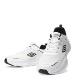 Championes urbanos Umbro modelo Dash, color blanco con detalles en negro. Presentan un diseño moderno con suela de plataforma, logo de la marca en el lateral y lengüeta, y cierre mediante cordones.