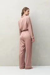 Pantalón de pijama verde menta de calce relajado, silueta recta y amplia, con cintura elastizada y lazo regulable.