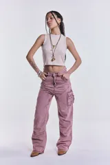 Pantalón denim cargo color rosa, de tiro medio y corte holgado.