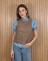 Chaleco de denim color marrón con pespuntes en contratono y detalle en los laterales.
