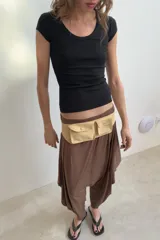 Camiseta de algodón con cuello redondo amplio y mangas cortas, de corte regular y largo estándar.