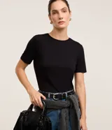 Remera básica de viscosa color negro, con escote redondo y mangas cortas, de corte clásico y diseño liso.
