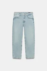 Jeans de tiro medio con corte slim leg, confeccionados en denim de lavado claro. Presentan diseño clásico de cinco bolsillos, cierre frontal con cremallera y botón, y cintura con trabillas.