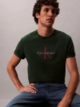Remera Calvin Klein de manga corta y cuello redondo, color verde oscuro, confeccionada en 100% algodón, con corte regular.
