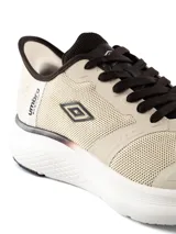 Championes deportivos Umbro modelo Flux, color negro, de diseño moderno y suela texturizada.