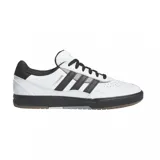 Championes de skate adidas Tyshawn II, diseño de perfil bajo en color blanco con detalles en negro y gris. Presentan las icónicas tres tiras laterales, perforaciones en la puntera para mayor ventilación y suela de goma resistente.