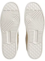 Zapatillas urbanas Calvin Klein Jeans color beige, de cuero sintético con logo CK en relieve en el lateral, cordones blancos y suela blanca de goma.