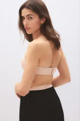 Soutien strapless de microfibra color beige con copas acolchadas, tirantes ajustables y removibles, y cierre de corchetes en la espalda.