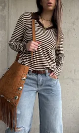 Remera de manga larga a rayas horizontales en tonos marrón y beige, con cuello polo contrastante.