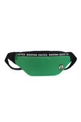 Riñonera de nylon color verde con detalles en negro. Presenta una cinta superior con la inscripción 'Boston Celtics' repetida y el logo del equipo estampado en la parte inferior derecha. Cuenta con cierre frontal y correa regulable.