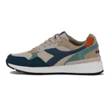 Championes Diadora modelo Vinfa estilo lifestyle, de color beige con detalles en azul, verde, naranja y blanco, confeccionados con malla y revestimientos de gamuza.