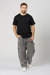Jean baggy de hombre color gris, con diseño holgado, estilo cargo y parches en las rodillas.
