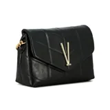 Cartera tipo sobre de color negro con diseño acolchado, solapa frontal y aplique metálico dorado con forma de letra V. Incluye correa de cadena dorada.